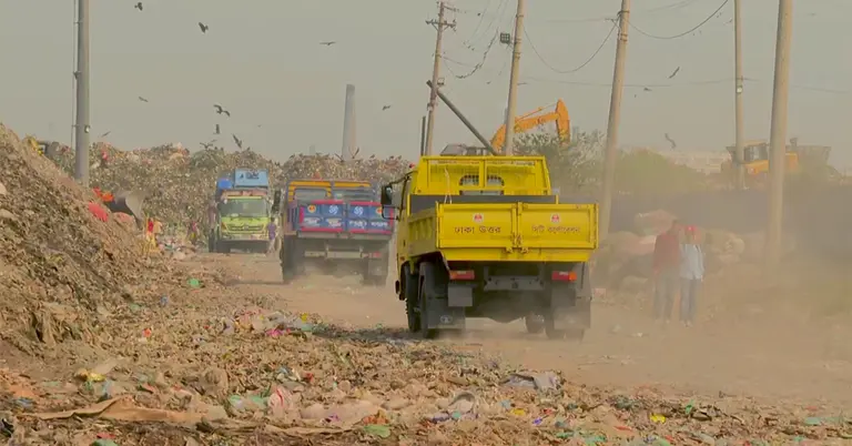 বর্জ্যভূমিতে ধুলা ও ধোঁয়া